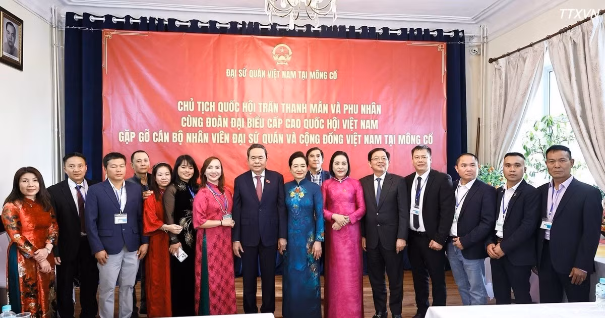 Chủ tịch Quốc hội Trần Thanh Mẫn và Phu nhân với đại biểu. (Ảnh: Doãn Tấn/TTXVN) 