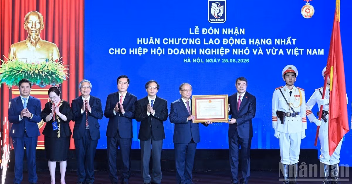 Thủ tướng Chính phủ Lê Minh Hưng trao Huân chương Lao động hạng Nhất tặng Hiệp hội Doanh nghiệp nhỏ và vừa Việt Nam. (Ảnh: TRẦN HẢI) 