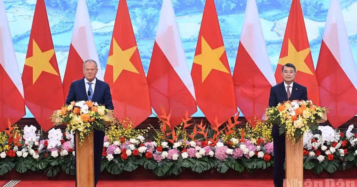 Thủ tướng Chính phủ Lê Minh Hưng và Thủ tướng Ba Lan Donald Tusk họp báo sau hội đàm. (Ảnh: TRẦN HẢI) 