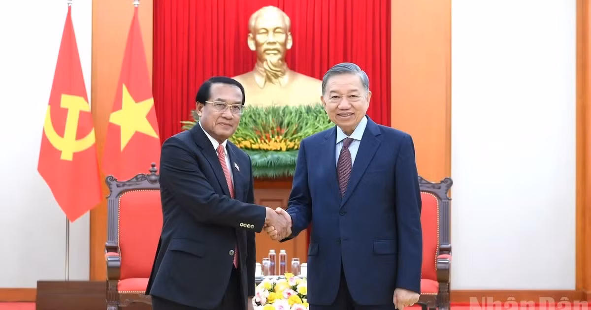 Tổng Bí thư, Chủ tịch nước Tô Lâm và đồng chí Vanhxay Phongsavanh, Ủy viên Bộ Chính trị, Bí thư Trung ương Đảng, Chủ nhiệm Ban Kiểm tra Trung ương, Tổng Thanh tra Nhà nước, Trưởng ban Phòng, chống tham nhũng Trung ương Lào. (Ảnh: ĐĂNG KHOA)