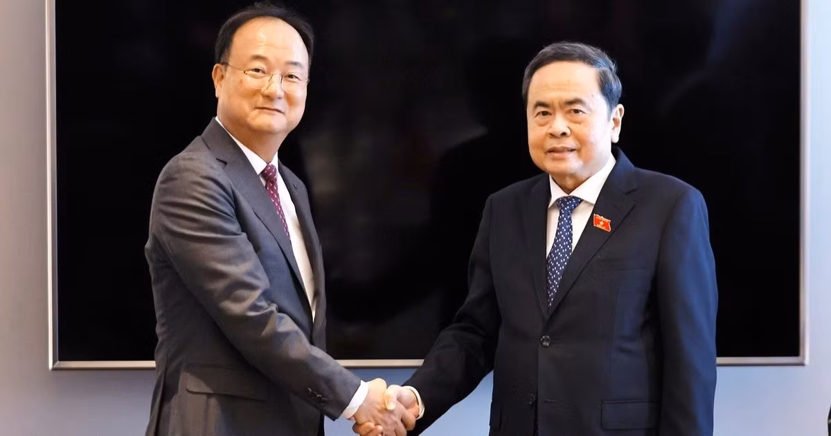 Chủ tịch Quốc hội Trần Thanh Mẫn tiếp ông Moon Hyuk-soo, Giám đốc điều hành LG Innotek, thuộc Tập đoàn LG. (Ảnh: Doãn Tấn – TTXVN)