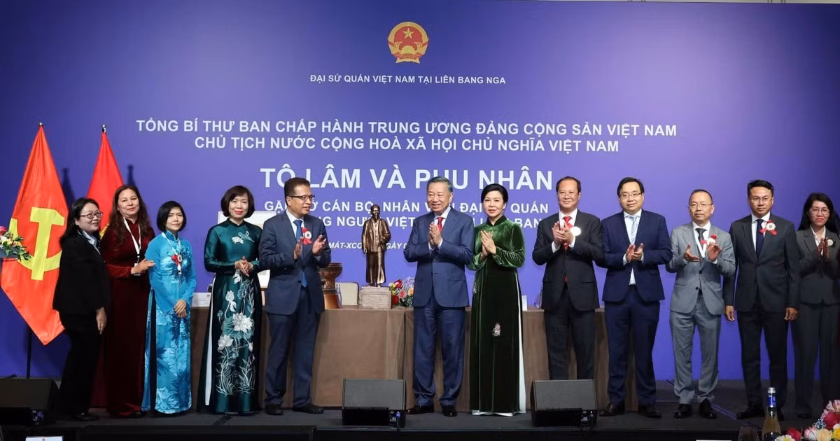 Tổng Bí thư, Chủ tịch nước Tô Lâm tặng quà Đại sứ quán và cộng đồng người Việt Nam tại Nga. (Ảnh: Thống Nhất/TTXVN)