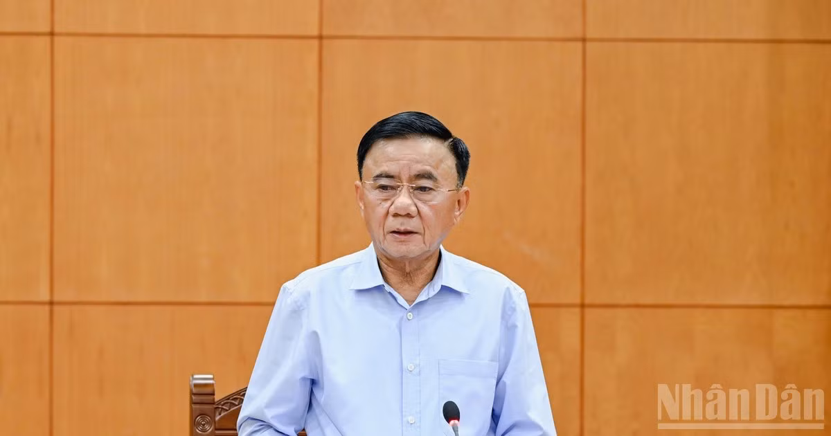 Thường trực Ban Bí thư Trần Cẩm Tú ký ban hành Quy định số 227-QĐ/TW, ngày 19/10/2026 về kiểm điểm và đánh giá, xếp loại chất lượng đối với tập thể, cá nhân trong hệ thống chính trị và trong toàn Đảng. (Ảnh: THỦY NGUYÊN) 