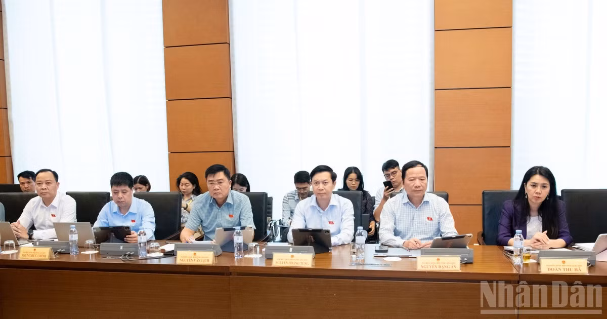 Đại biểu Quốc hội thảo luận tại tổ về dự án Luật sửa đổi, bổ sung một số điều của Luật Bảo hiểm xã hội. (Ảnh: DUY LINH) 