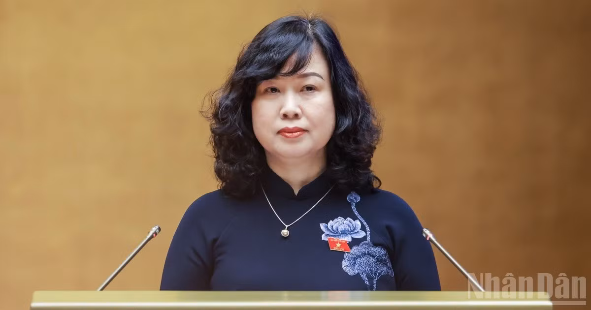Bộ trưởng Y tế Đào Hồng Lan trình bày Tờ trình. (Ảnh: DUY LINH)