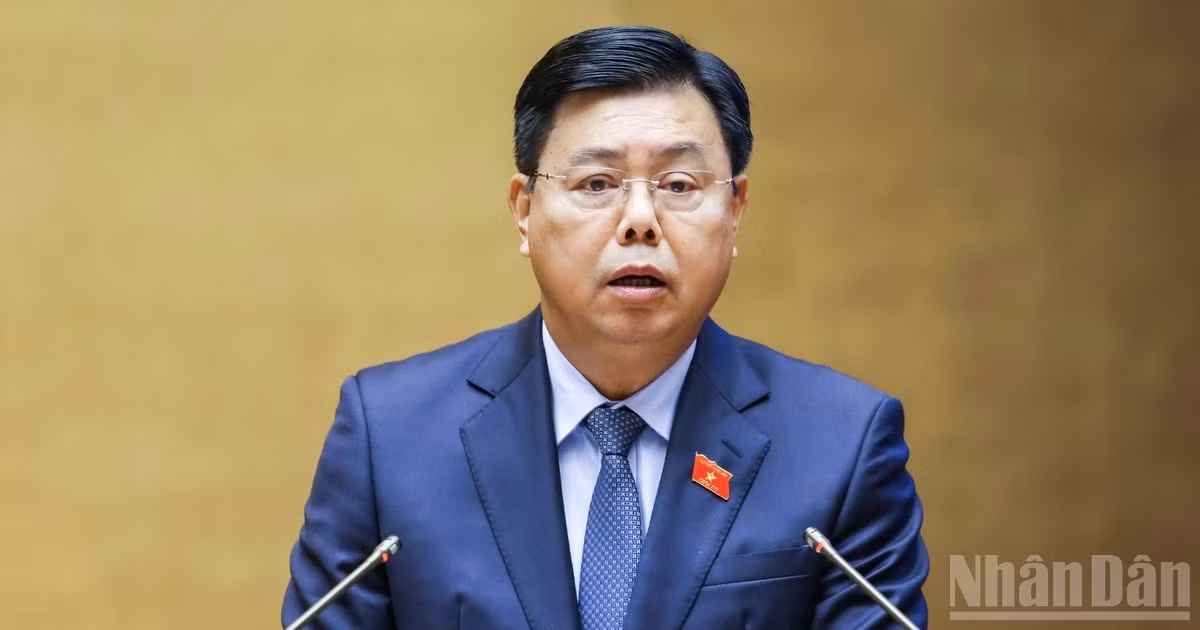 Bộ trưởng Nội vụ Nguyễn Tiến Hải trình bày Tờ trình. (Ảnh: DUY LINH) 