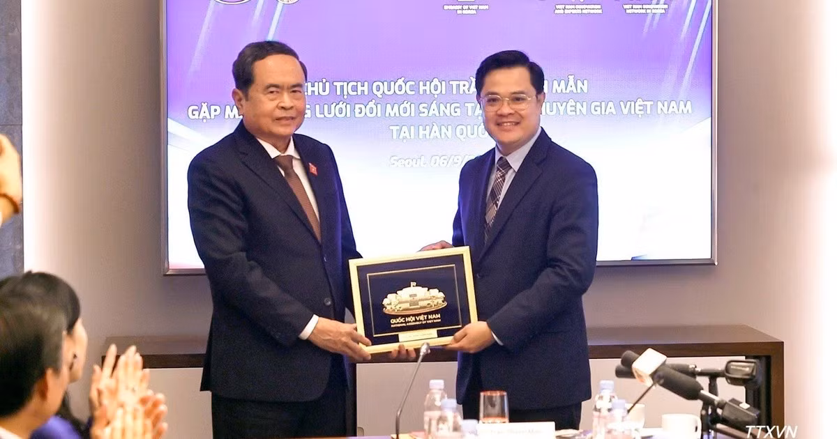 Chủ tịch Quốc hội Trần Thanh Mẫn tặng quà lưu niệm cho Mạng lưới Đổi mới sáng tạo và chuyên gia Việt Nam tại Hàn Quốc. (Ảnh: TTXVN)