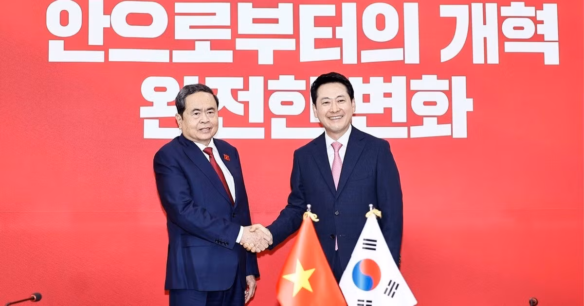 Chủ tịch Quốc hội Trần Thanh Mẫn tiếp Chủ tịch Đảng Sức mạnh Quốc dân (PPP) Jang Dong Hyeok. (Ảnh: TTXVN) 