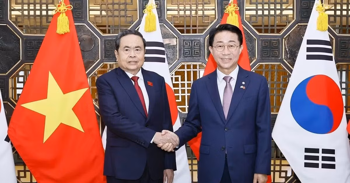 Chủ tịch Quốc hội Trần Thanh Mẫn và Chủ tịch Quốc hội Hàn Quốc Cho Jeong Sik chụp ảnh chung. 