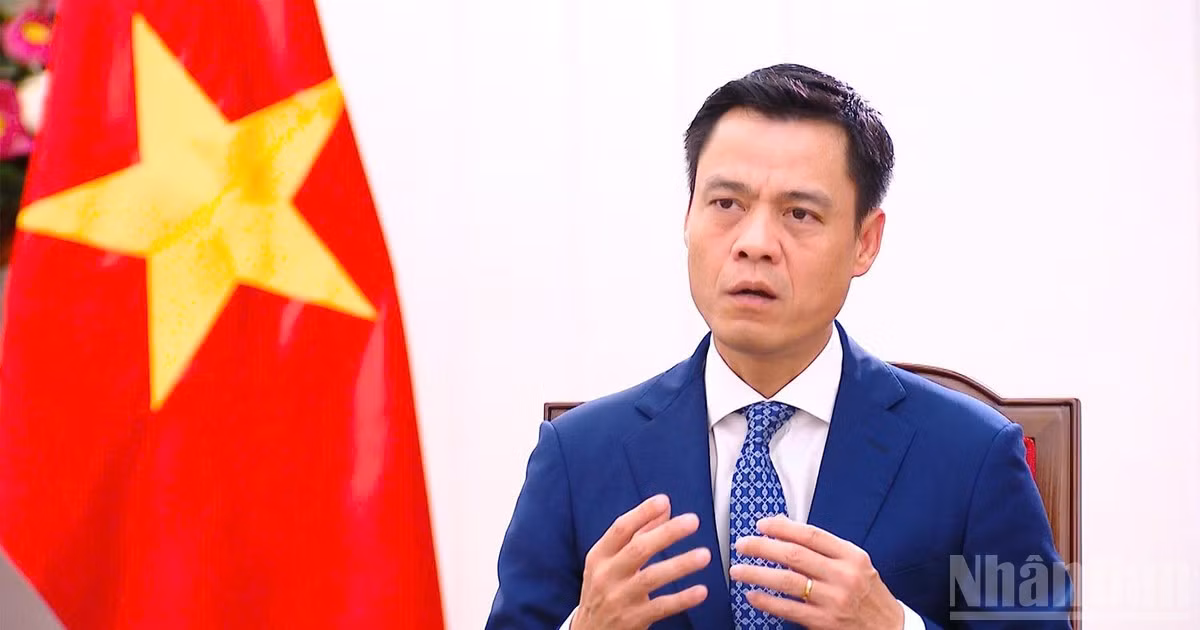Thứ trưởng Ngoại giao Đặng Hoàng Giang trả lời phỏng vấn báo chí về mục đích, ý nghĩa chuyến công tác. (Ảnh: Hồng Quân) 