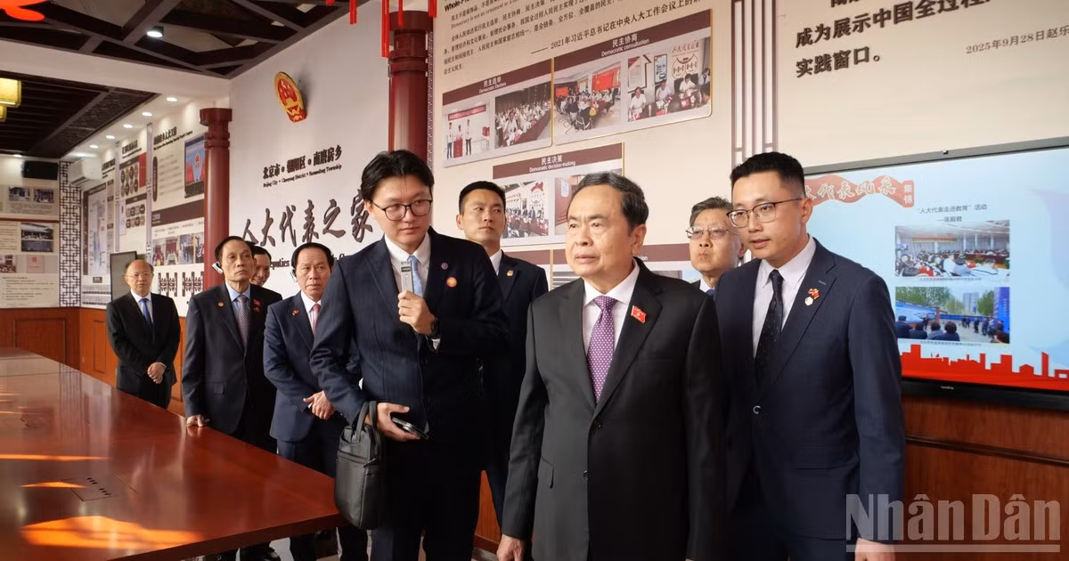 Chủ tịch Quốc hội Trần Thanh Mẫn nghe giới thiệu về mô hình lập pháp tiêu biểu ở Thủ đô Bắc Kinh, Trung Quốc. (Ảnh: HỮU HƯNG-VI SA)