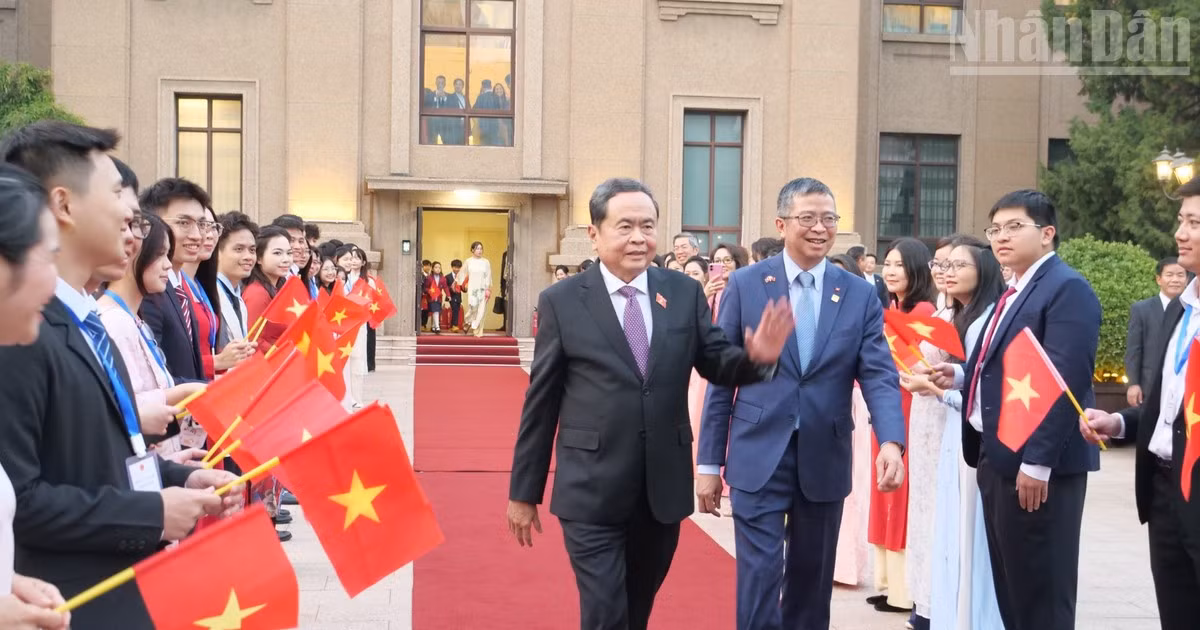 Chủ tịch Quốc hội Trần Thanh Mẫn thăm Đại sứ quán Việt Nam tại Trung Quốc. (Ảnh: HỮU HƯNG-VI SA)