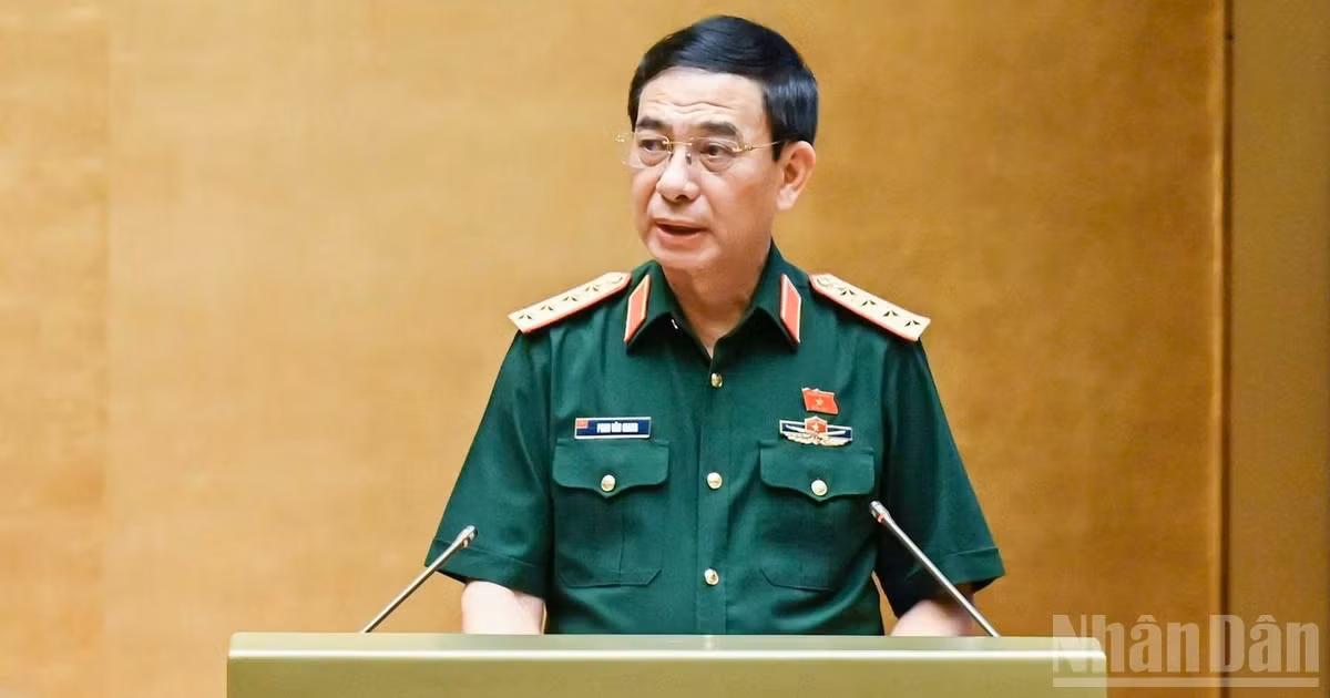 Đại tướng Phan Văn Giang, Phó Thủ tướng, Bộ trưởng Quốc phòng trình bày báo cáo tiếp thu, giải trình và chỉnh lý dự thảo Luật trước khi Quốc hội biểu quyết thông qua. (Ảnh: DUY LINH) 