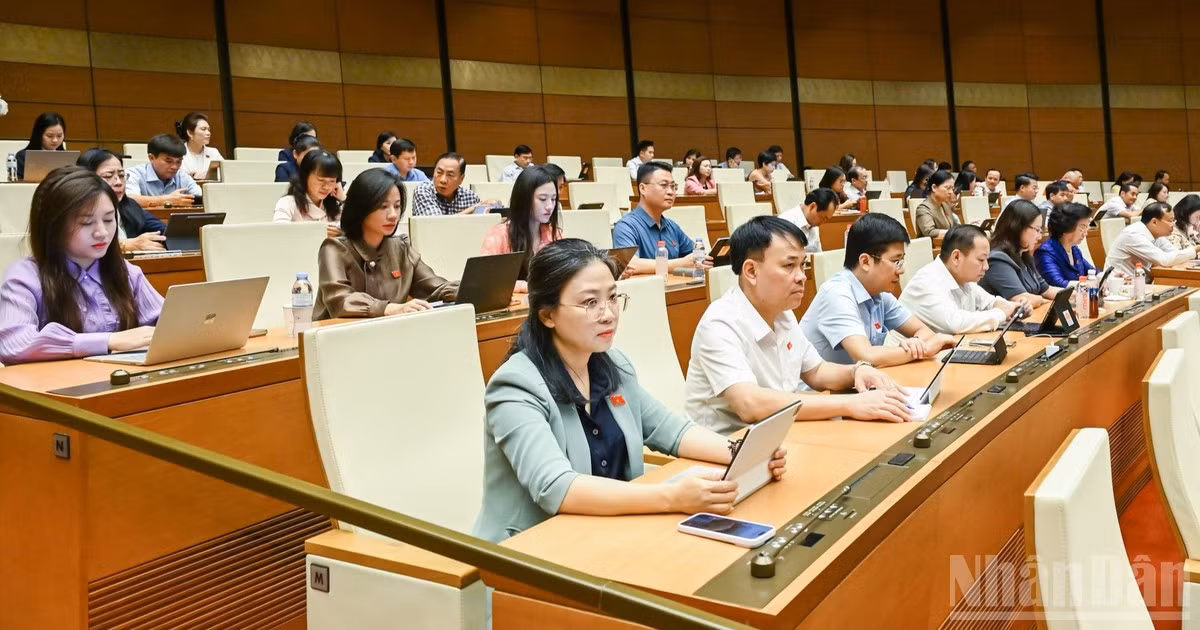 Đại biểu Quốc hội dự phiên họp ở hội trường sáng 23/8. (Ảnh: DUY LINH)