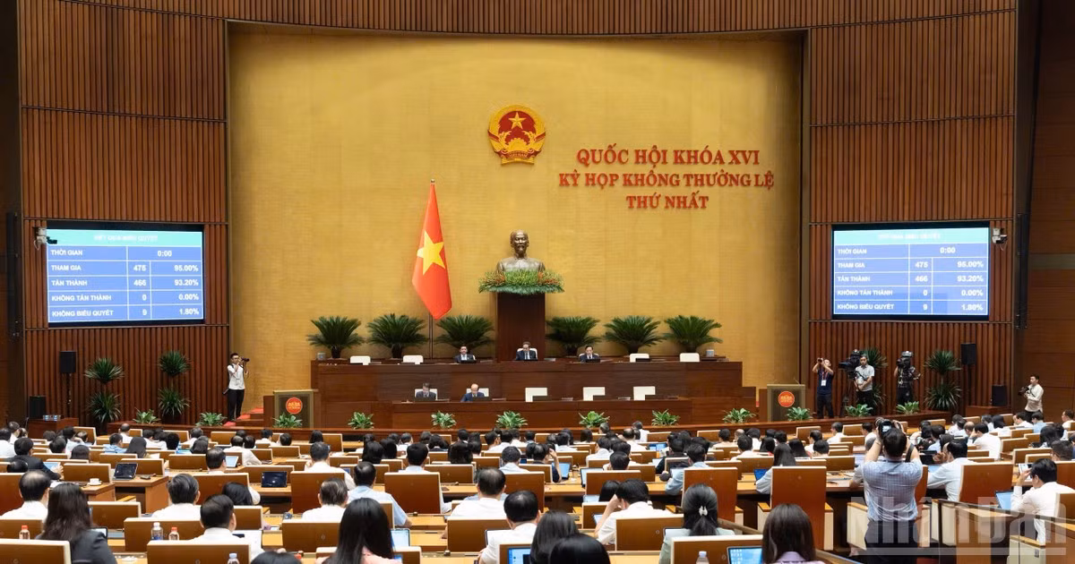 Quốc hội biểu quyết thông qua dự thảo Luật Phổ biến, giáo dục pháp luật (sửa đổi). (Ảnh: DUY LINH)
