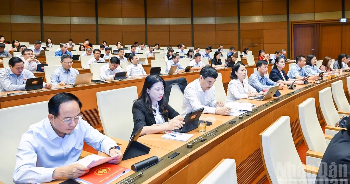 Các đại biểu Quốc hội dự phiên họp ở hội trường ngày 23/8. (Ảnh: DUY LINH)