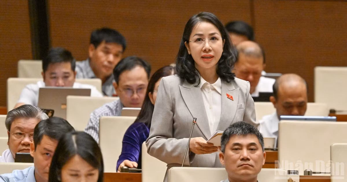 Đại biểu Phan Thị Thùy Linh (Đoàn Thanh Hóa) phát biểu tại hội trường. (Ảnh: THỦY NGUYÊN)