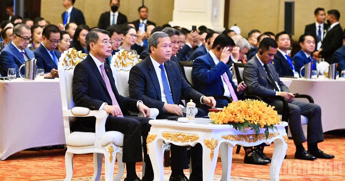 Thủ tướng Chính phủ Lê Minh Hưng và Thủ tướng Campuchia Hun Manet tham dự Diễn đàn Doanh nghiệp Việt Nam-Campuchia. (Ảnh: THANH GIANG) 