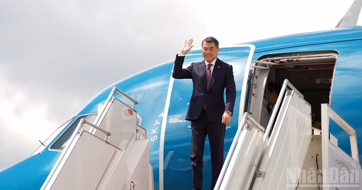 Thủ tướng Chính phủ Lê Minh Hưng tới Phnom Penh bắt đầu chuyến thăm chính thức Campuchia. (Ảnh: ĐINH TRƯỜNG) 