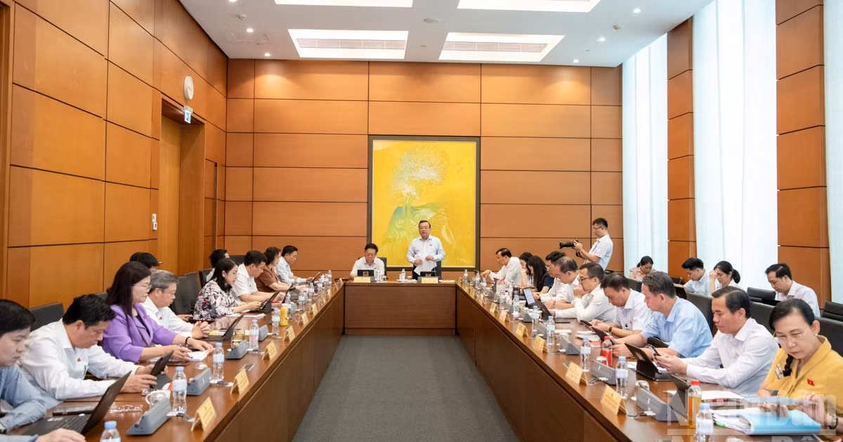 Các đại biểu Quốc hội thảo luận tại tổ. (Ảnh: THỦY NGUYÊN) 