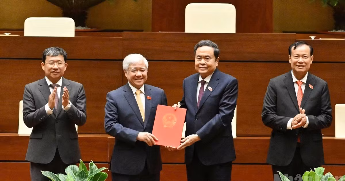 Chủ tịch Quốc hội Trần Thanh Mẫn trao Nghị quyết của Ủy ban Thường vụ Quốc hội về việc thành lập Tổ chức Nghị sĩ hữu nghị Việt Nam Quốc hội khóa XVI cho Đoàn Chủ tịch Tổ chức Nghị sĩ hữu nghị Việt Nam của Quốc hội Khóa XVI.