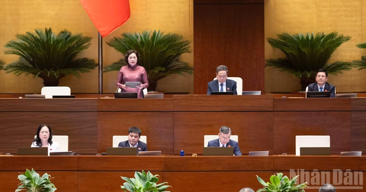 Phó Chủ tịch Quốc hội Nguyễn Thị Hồng điều hành phiên thảo luận ở hội trường về định hướng xây dựng dự án Luật Ngân sách nhà nước (hợp nhất) chiều 22/8. (Ảnh: DUY LINH)