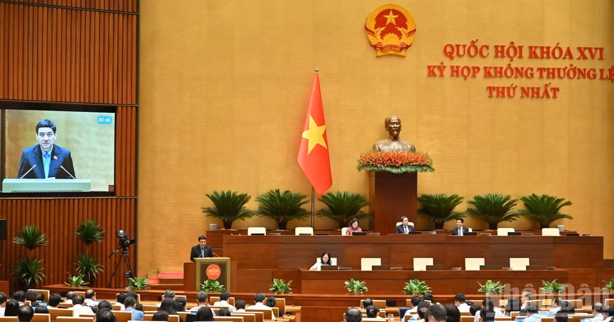 Chiều 22/8, Quốc hội xem xét dự thảo Nghị quyết về cơ chế, chính sách đặc thù để di chuyển các di tích nằm trong phạm vi thực hiện tuyến đường kết nối Cảng hàng không quốc tế Gia Bình với Thủ đô Hà Nội và dự án xây dựng Doanh trại Trung đoàn không quân Công an nhân dân. (Ảnh: DUY LINH)