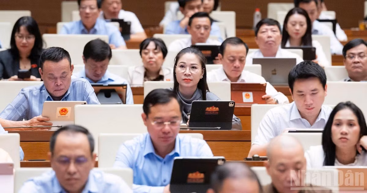 Quốc hội thảo luận ở hội trường sáng 22/8. (Ảnh: DUY LINH)