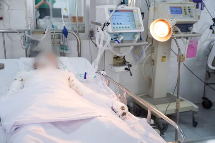 Một trong 3 nạn nhân chơi pháo tự chế đã phải bị cắt tinh hoàn và đa chấn thương nặng. Ảnh: BV