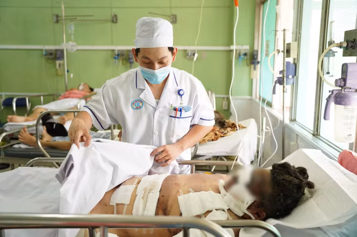 Trong một tháng, Bệnh viện Chợ Rẫy tiếp nhận liên tiếp 7 trường hợp bị đa chấn thương nặng liên quan đến pháo nổ.