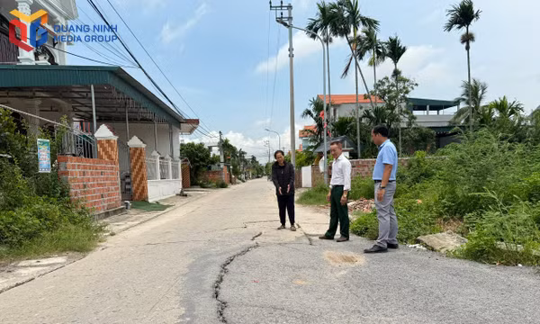 Mặt đường Vận Hưng xuất hiện nhiều vết nứt kéo dài, có vị trí rộng khoảng 6cm, gây khó khăn và tiềm ẩn nguy cơ mất an toàn cho người dân khi lưu thông.