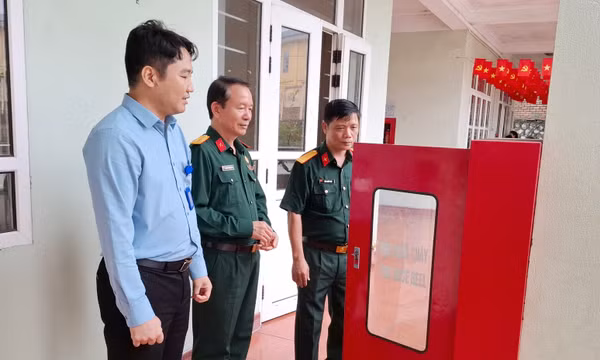Hội CCB phường Hà Lầm tuyên truyền công tác phòng cháy chữa cháy tại trường THCS Nguyễn Văn Thuộc.