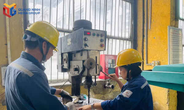 Công nhân làm việc tại Công ty Nhiệt điện Uông Bí được trang bị bảo hộ và đảm bảo các điều kiện lao động khác.