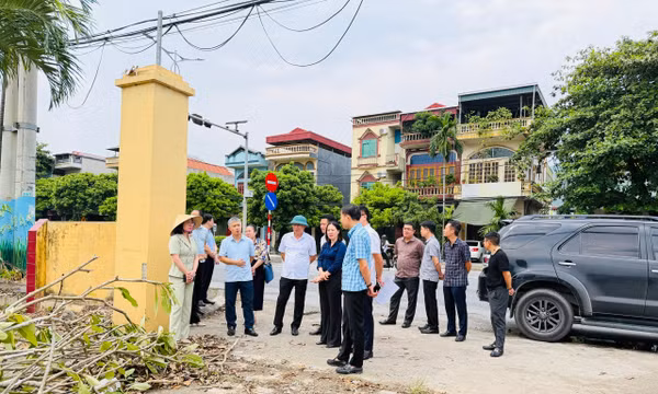Đoàn giám sát HĐND thành phố làm việc tại phường Vàng Danh về quản lý, sử dụng tài sản công