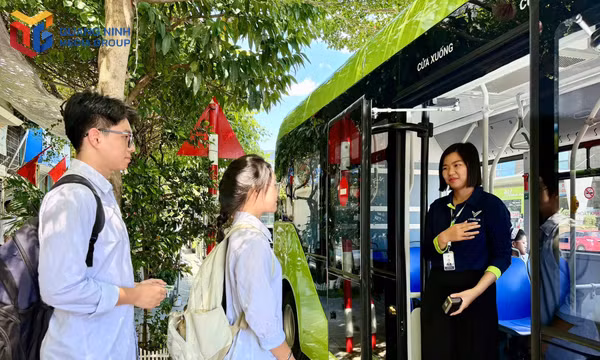 Các em học sinh đến trường bằng các tuyến bus miễn phí.