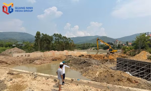 Tuyến kênh tiêu Lạch Khe Tàu, khu Biểu Nghi đang được khẩn trương thi công, cải tạo, nâng cấp nhằm tăng khả năng tiêu thoát nước, hạn chế ngập úng cho khu dân cư.