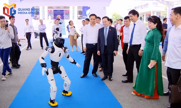 Cán bộ phòng CSGT, Công an TP Quảng Ninh hướng dẫn các em học sinh Trường THPT Hòn Gai thực hành lái xe gắn máy trên sa hình.