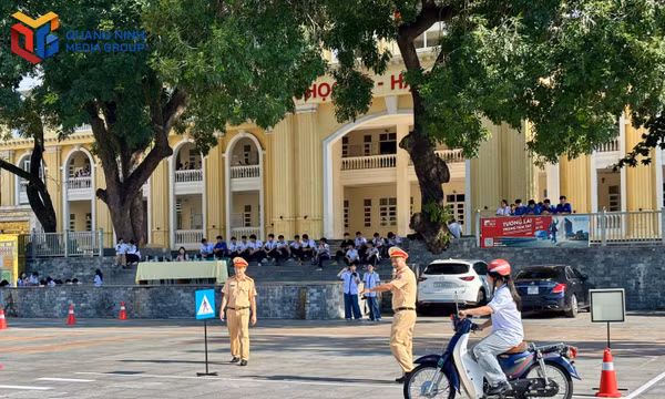 Cán bộ phòng CSGT, Công an TP Quảng Ninh hướng dẫn các em học sinh Trường THPT Hòn Gai thực hành lái xe gắn máy trên sa hình.