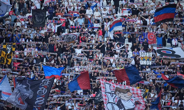 UEFA phạt Lyon, Hajduk Split và Trabzonspor vì hành vi của cổ động viên