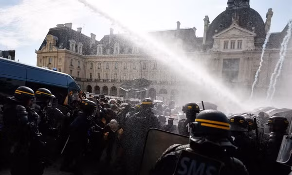 Hàng nghìn người biểu tình tại Paris sau khi tòa án dỡ bỏ lệnh cấm