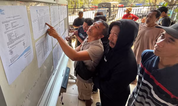 Indonesia tìm kiếm 129 người mất tích sau vụ lật phà trên biển Java