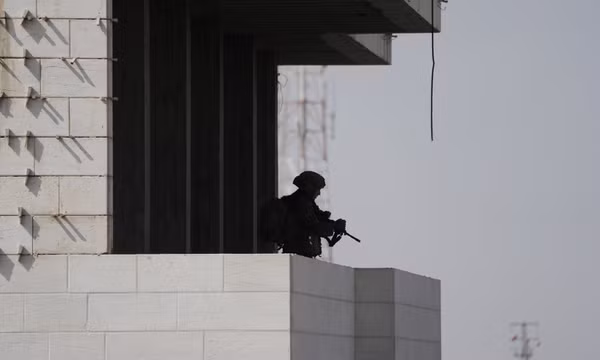 Trung Đông: Israel siết chặt kiểm soát Bờ Tây, Iran cảnh báo tàu chiến Mỹ
