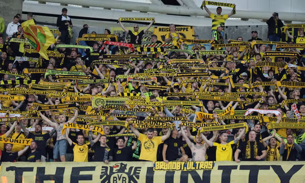 Bundesliga: Dortmund thưởng cho cổ động viên hạn chế sử dụng điện thoại trên khán đài