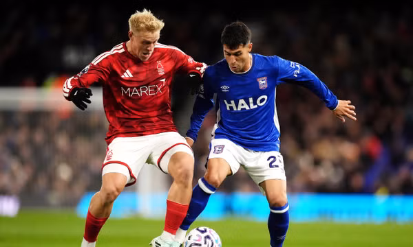 Nottingham Forest thoát nhóm xuống hạng sau trận hòa gây tranh cãi với Ipswich