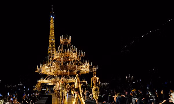 Tuần lễ Thời trang Paris: Hào nhoáng giữa lúc ngành xa xỉ chững lại