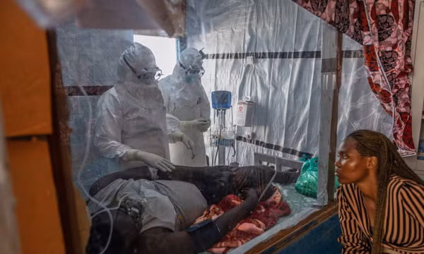Nhân viên y tế tham gia công tác ứng phó với dịch Ebola tại CHDC Congo. Ảnh: AP.