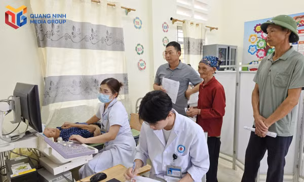 Các y bác sĩ Bệnh viện Đa khoa khu vực Móng Cái (cơ sở 2) siêu âm khám sàng lọc sức khỏe cho người dân thôn Quảng Văn, xã Quảng Hà.