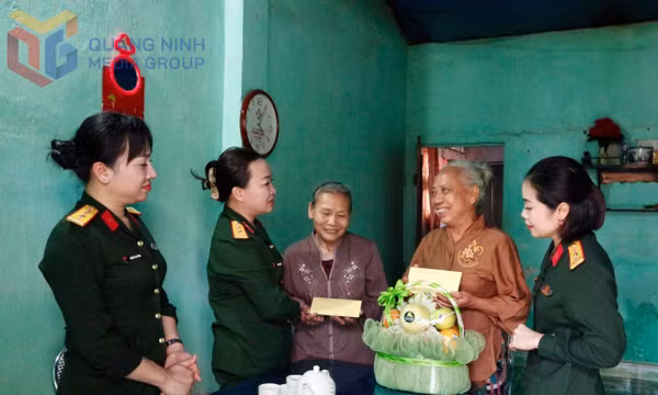 Hội Phụ nữ cơ quan Bộ CHQS thành phố Quảng Ninh thăm, tặng quà nữ cựu thanh niên xung phong có hoàn cảnh khó khăn