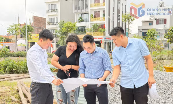 Cán bộ Đặc khu Vân Đồn giám sát hoạt động thi công tại dự án xây mới chợ Cái Rồng.