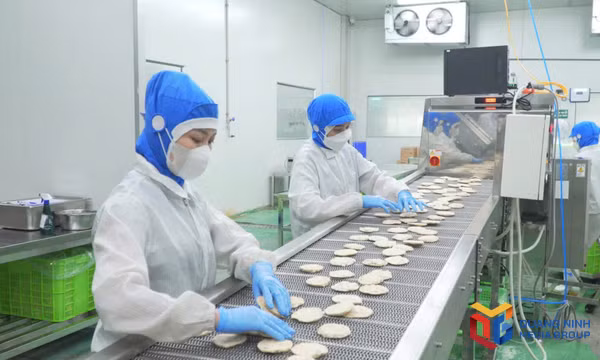 Chế biến thực phẩm tại Công ty TNHH MTV F-One Global Foods.